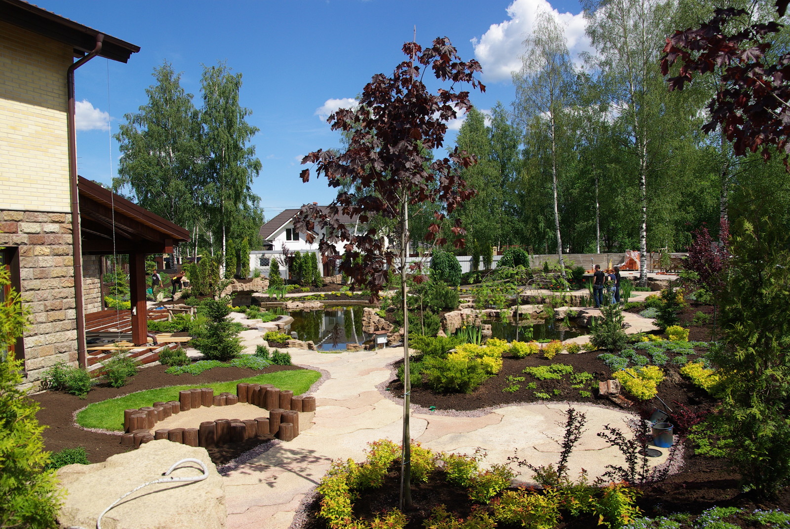 вокруг пруда