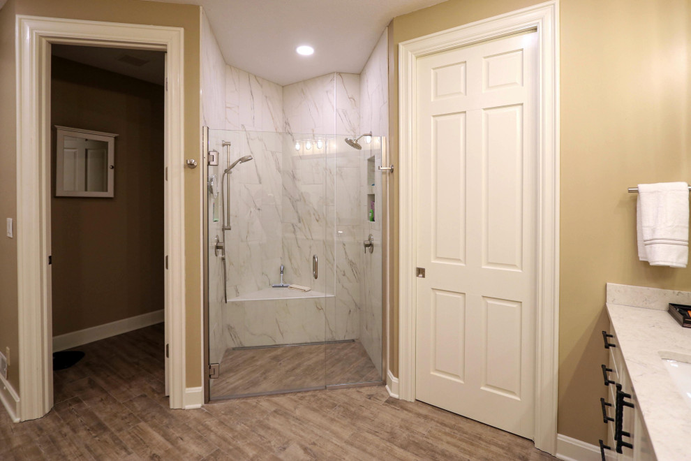 Пример оригинального дизайна: главная ванная комната среднего размера в стиле рустика с белыми фасадами, душем в нише, раздельным унитазом, бежевыми стенами, полом из керамической плитки, врезной раковиной, столешницей из искусственного кварца, коричневым полом, душем с распашными дверями, белой столешницей, сиденьем для душа, тумбой под две раковины и встроенной тумбой