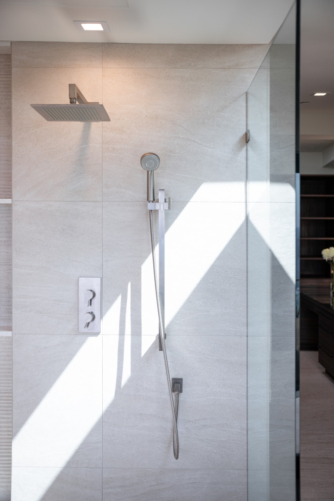 Idee per una grande stanza da bagno padronale moderna con pavimento in pietra calcarea, pavimento bianco, vasca freestanding, vasca/doccia, pareti bianche e doccia aperta