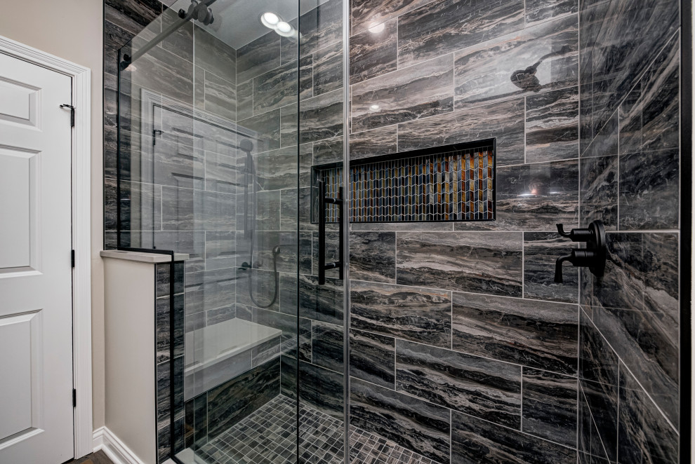 Inspiration för ett funkis en-suite badrum, med en toalettstol med hel cisternkåpa, ett hörnbadkar, en dusch/badkar-kombination, flerfärgad kakel, mosaik, beige väggar, flerfärgat golv och dusch med skjutdörr