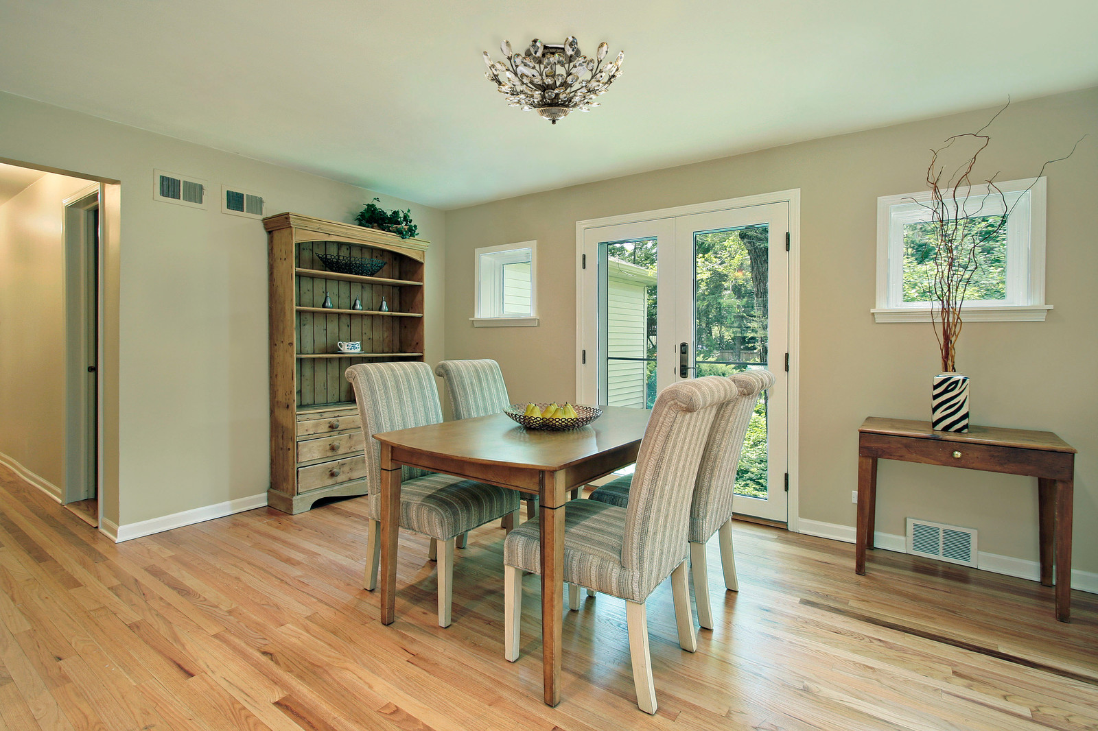 Современная столовая с состаренной мебелью