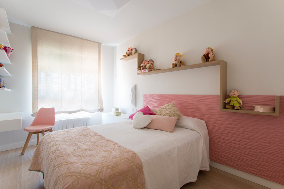 Imagen de dormitorio infantil clásico renovado grande con paredes blancas