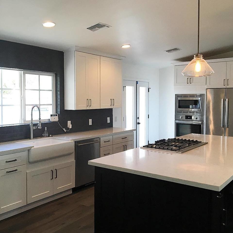 Kitchen - large transitional u-shaped medium tone wood floor and brown floor kitchen idea in Phoenix with a farmhouse sink, shaker cabinets, white cabinets, quartz countertops, gray backsplash, subway tile backsplash, stainless steel appliances and an island