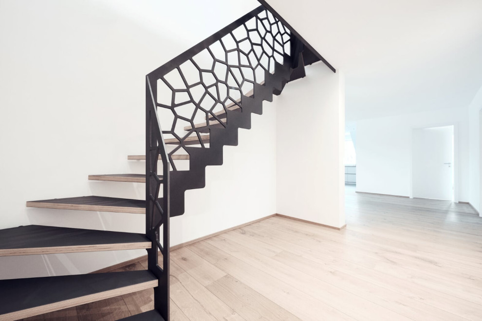 Консольная лестница в темных тонах с балюстрадой в виде Диаграммы Вороного