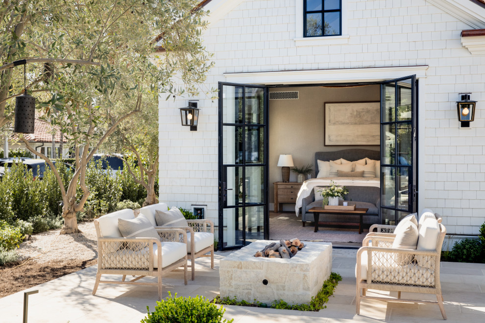 Идея дизайна: двор на заднем дворе в стиле неоклассика (современная классика) с покрытием из бетонных плит без защиты от солнца