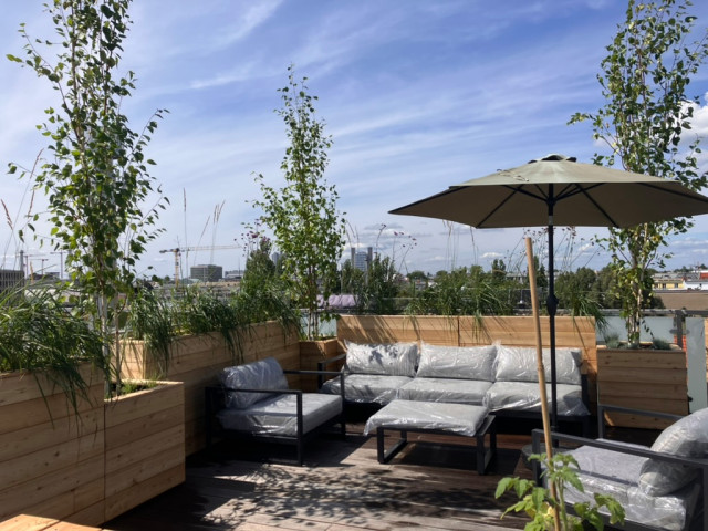 Gro&szlig;e Dachterrasse mit Hochbeeten deck