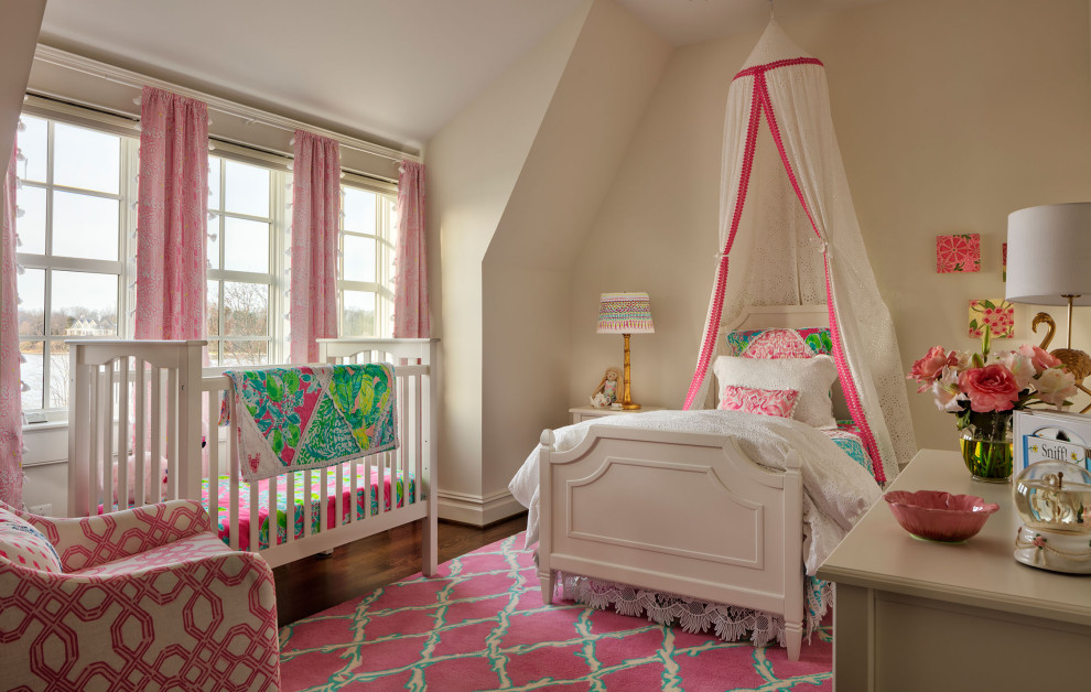 Maritimes Mädchenzimmer mit Schlafplatz, beiger Wandfarbe, dunklem Holzboden und braunem Boden in Baltimore