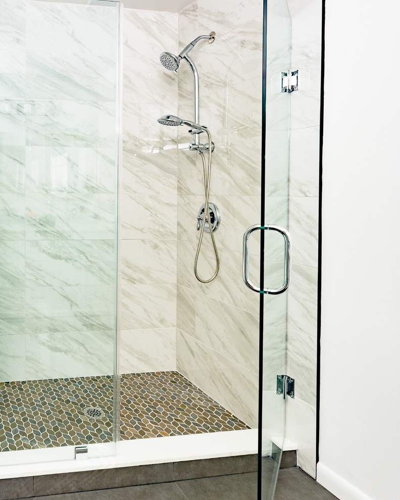 Стильный дизайн: главная ванная комната среднего размера в современном стиле с фасадами в стиле шейкер, белыми фасадами, открытым душем, унитазом-моноблоком, белой плиткой, мраморной плиткой, белыми стенами, полом из цементной плитки, врезной раковиной, мраморной столешницей, серым полом и душем с распашными дверями - последний тренд