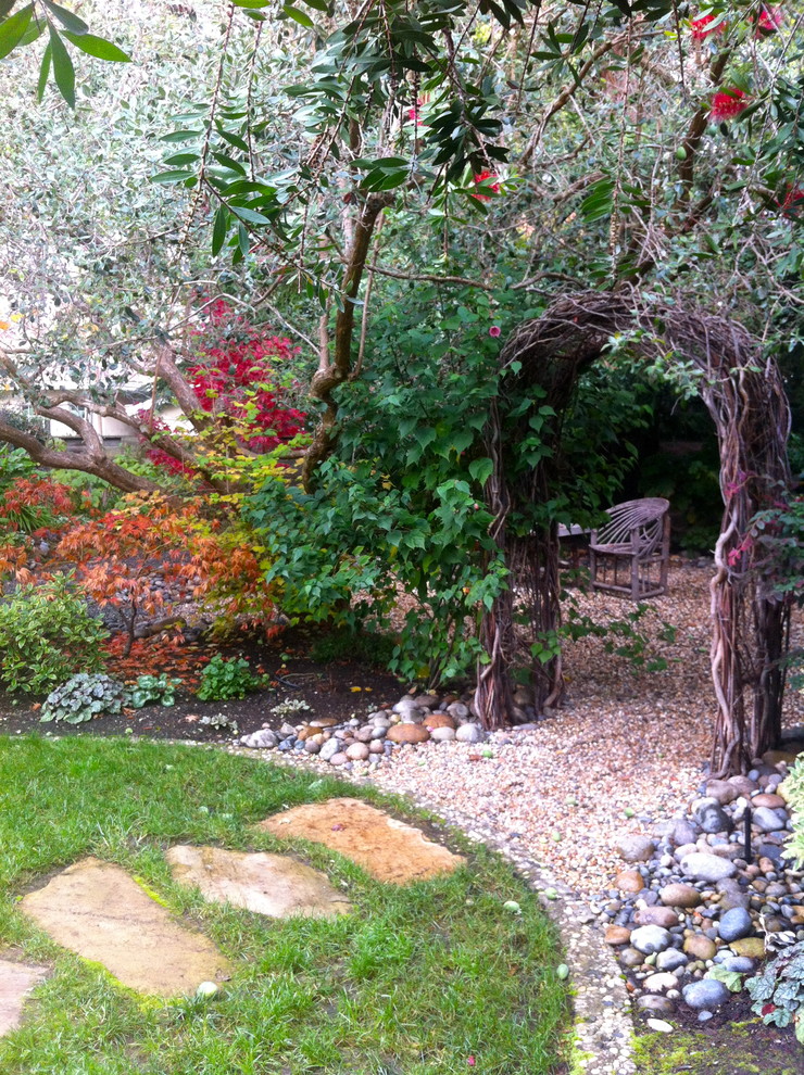 Design ideas for an eclectic shaded garden for fall in San Francisco with gravel.