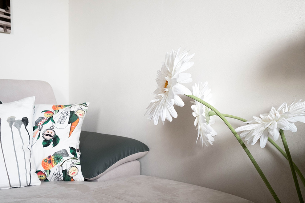 Immagine di un piccolo soggiorno eclettico aperto con pareti bianche, pavimento in legno massello medio e TV a parete