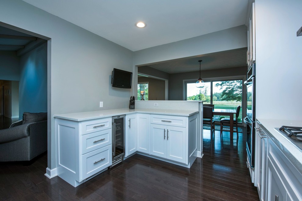 Example of a transitional kitchen design in Columbus