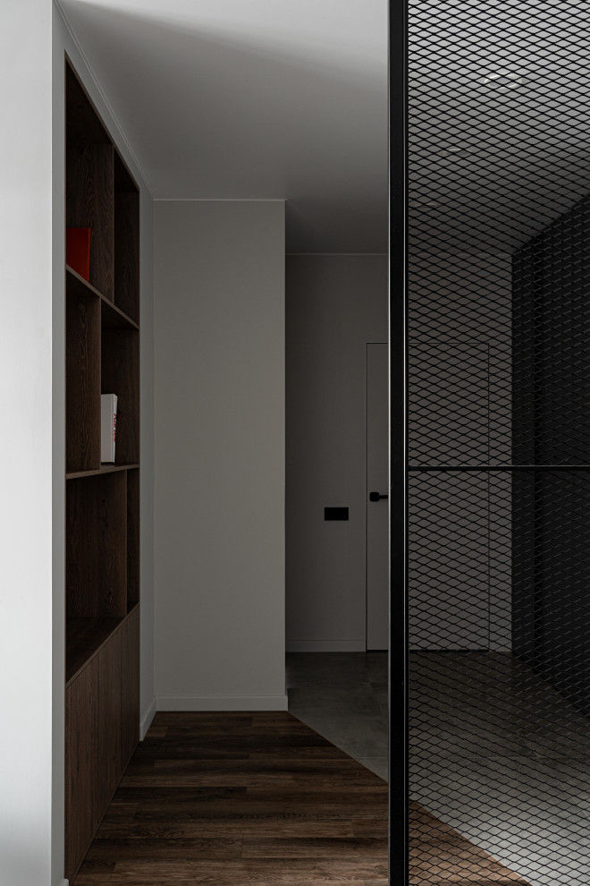 Источник вдохновения для домашнего уюта: коридор среднего размера в современном стиле с серыми стенами, полом из керамогранита и фиолетовым полом