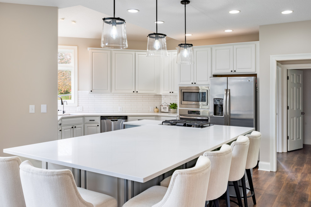 Transitional kitchen photo in Columbus