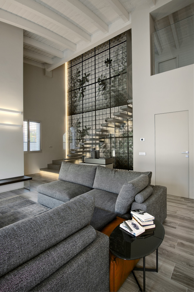 Стильный дизайн: прямая лестница среднего размера в современном стиле с бетонными ступенями, стеклянными перилами и обоями на стенах без подступенок - последний тренд
