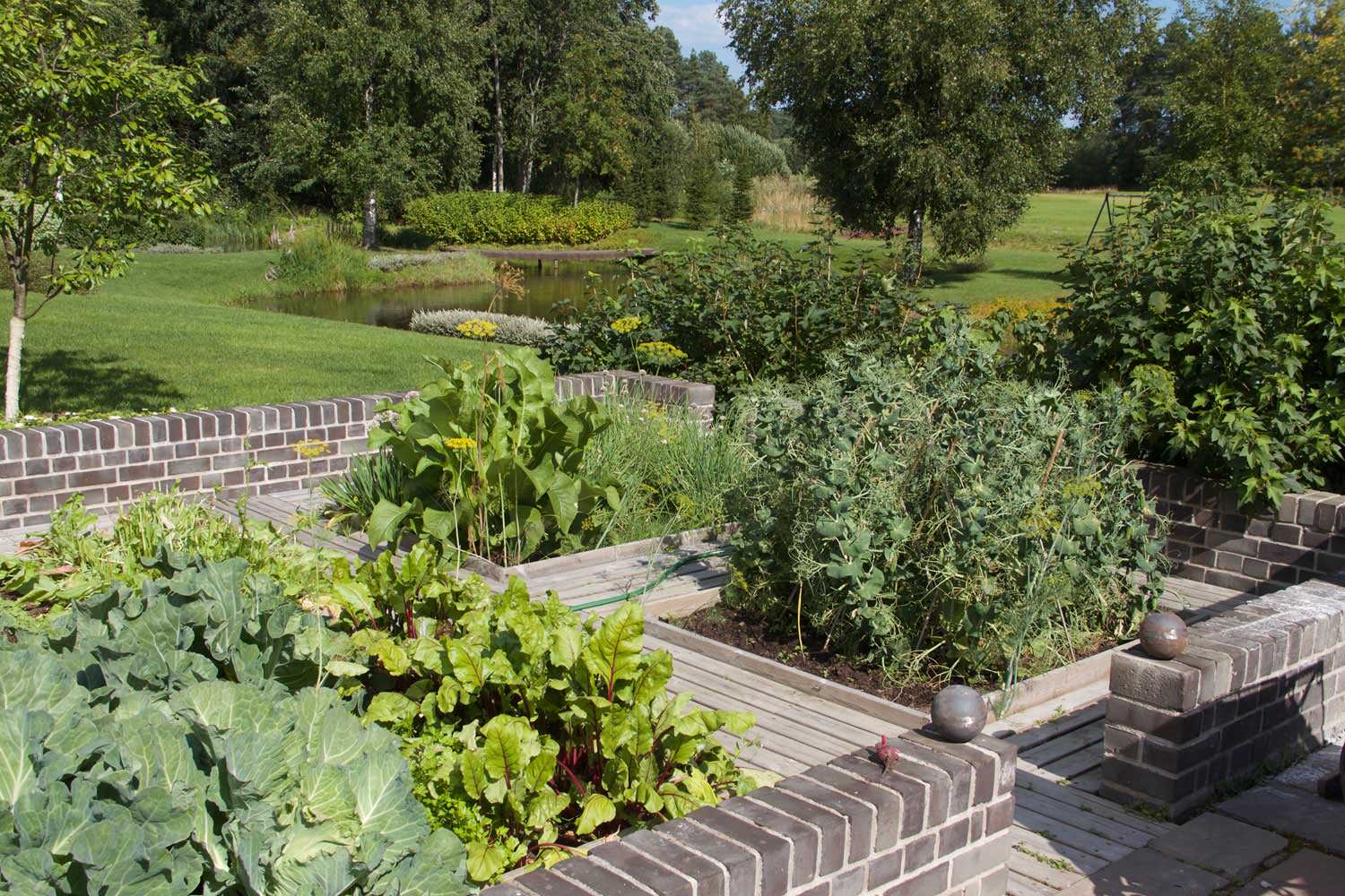 Большой дом на высоком берегу реки