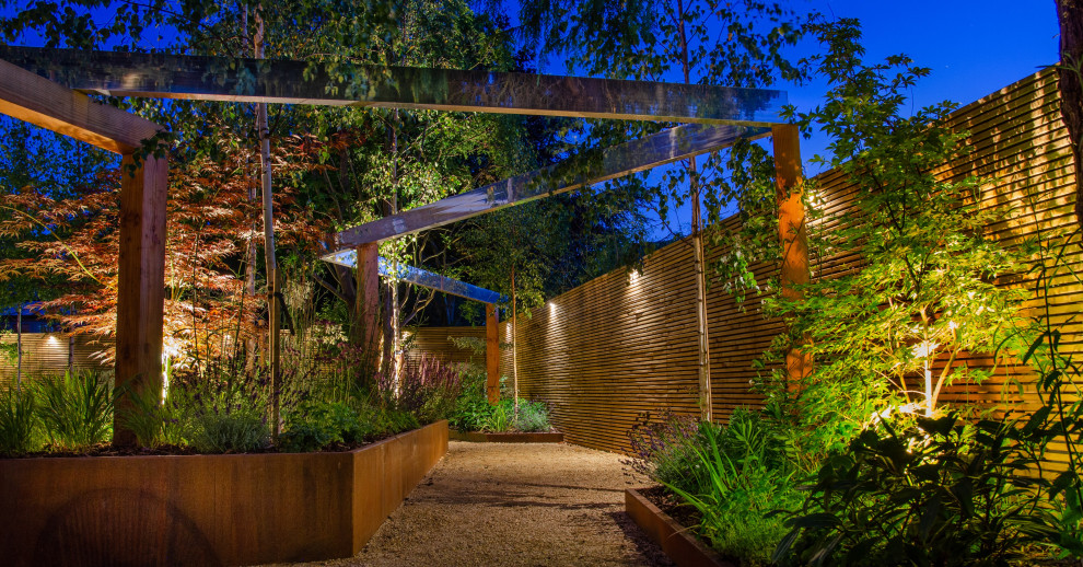 Esempio di un giardino design di medie dimensioni e dietro casa