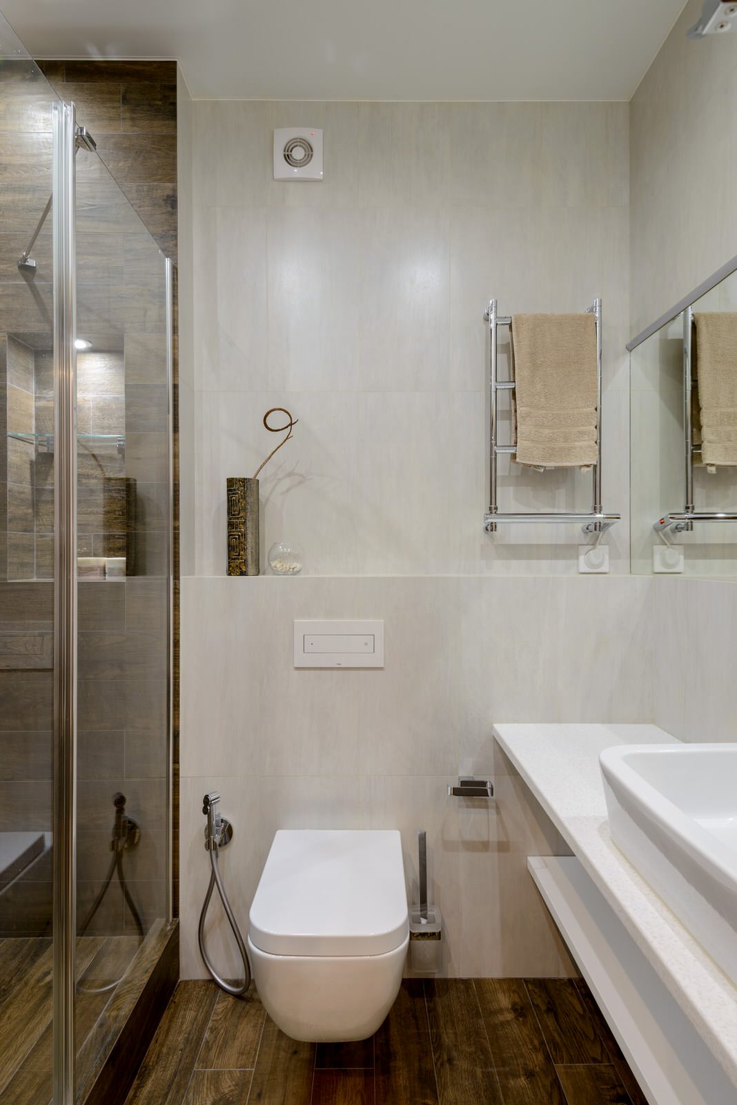 Квартира, в которой много дерева и белых стен