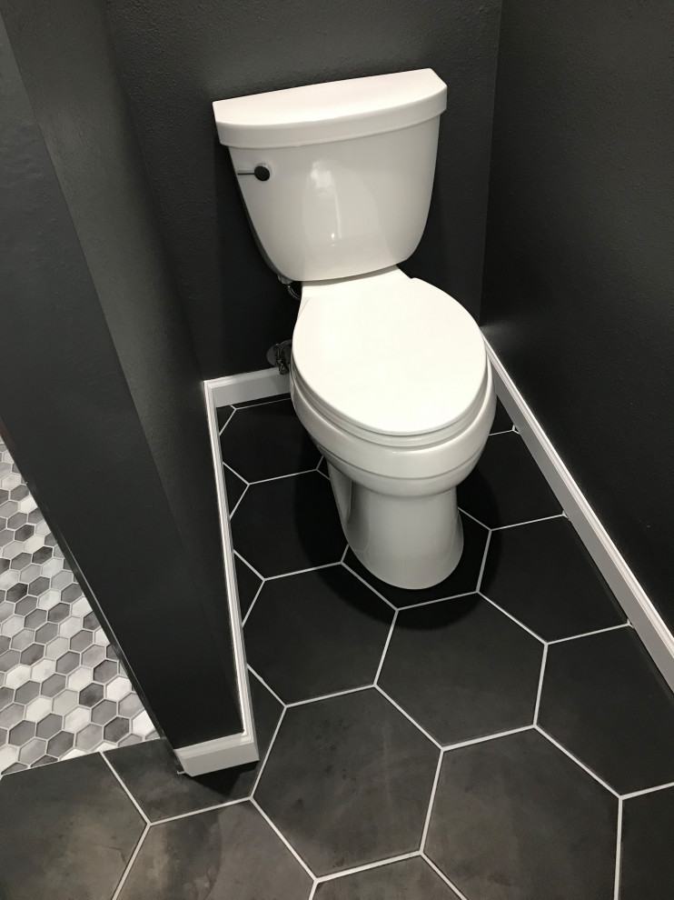 Idee per una stanza da bagno con doccia moderna di medie dimensioni con WC a due pezzi, piastrelle nere, pavimento con piastrelle in ceramica, pavimento nero e toilette