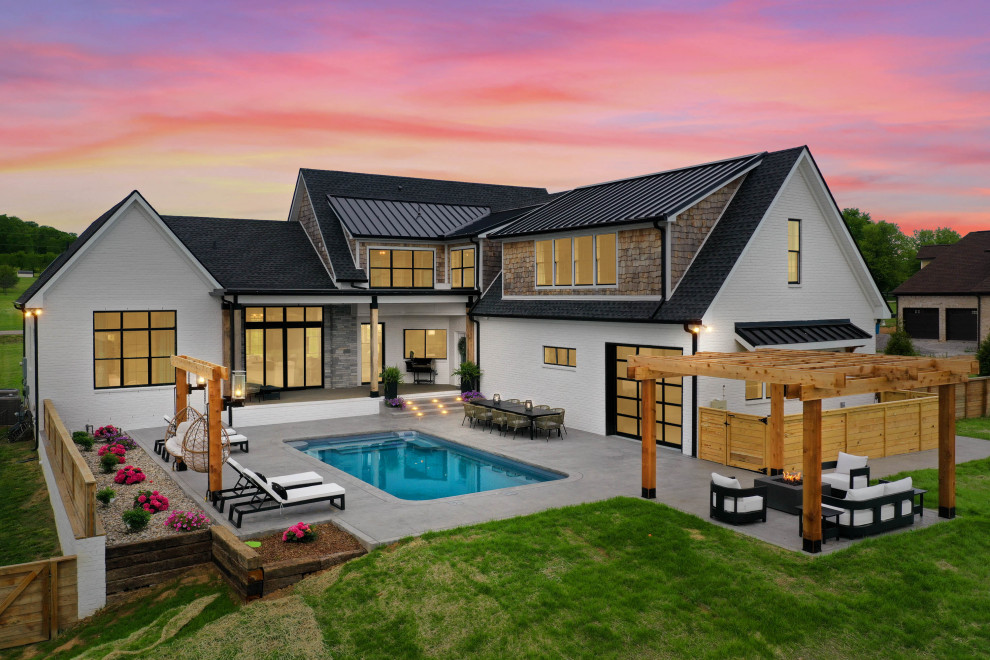 Diseño de fachada de casa multicolor y gris de estilo de casa de campo grande de dos plantas con revestimiento de piedra, tejado a dos aguas y tejado de teja de madera