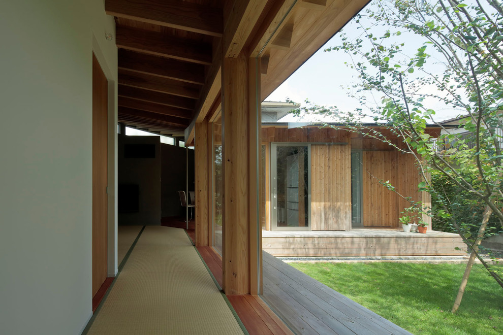Пример оригинального дизайна: маленький коридор с белыми стенами, балками на потолке и обоями на стенах для на участке и в саду