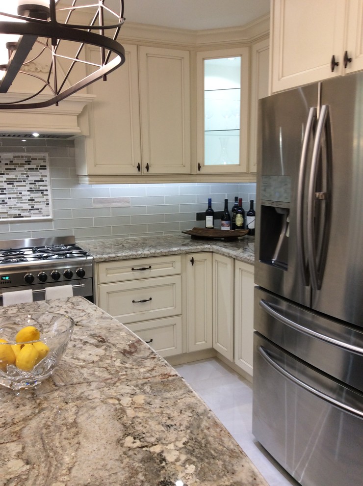 Transitional kitchen photo in Toronto