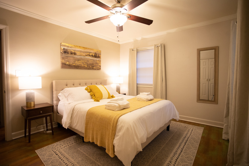 На фото: гостевая спальня среднего размера, (комната для гостей) в стиле ретро с бежевыми стенами, темным паркетным полом и коричневым полом с