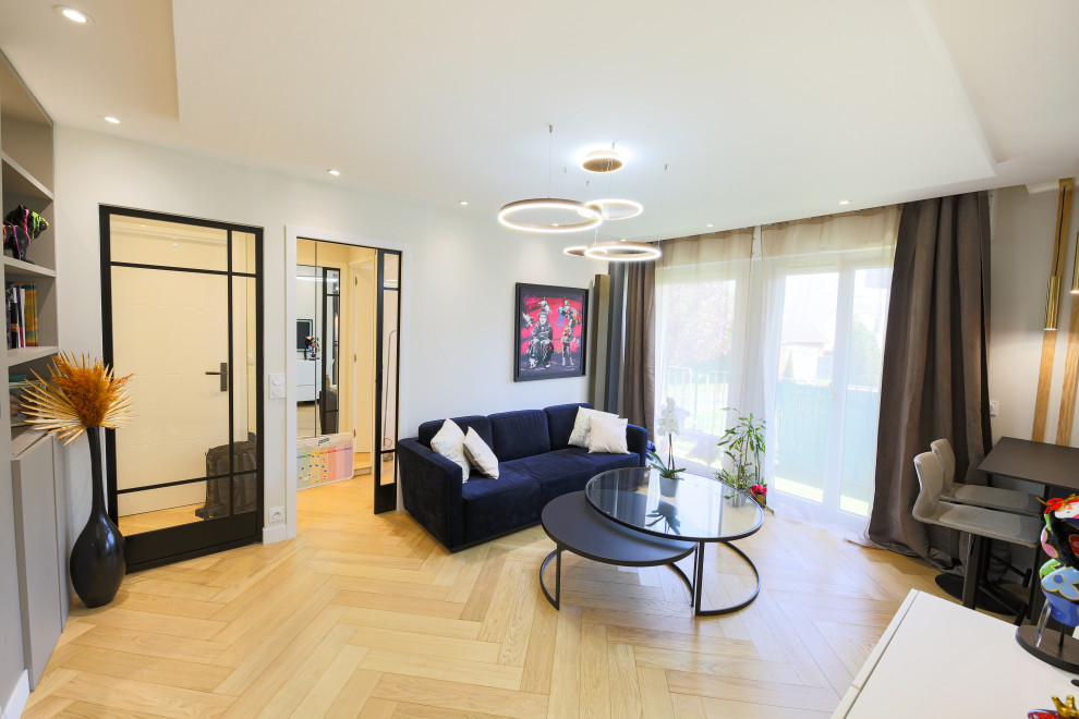 Exemple d'un salon tendance de taille moyenne et ouvert avec un mur blanc, un sol en contreplaqué, un sol beige, un plafond décaissé et éclairage.