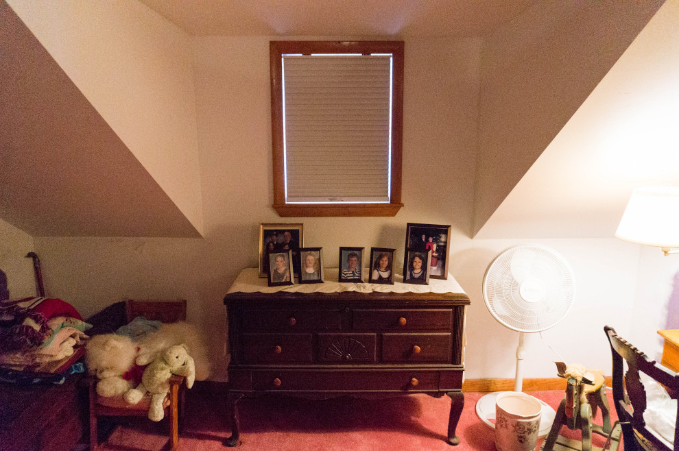 Свежая идея для дизайна: маленькая гостевая спальня (комната для гостей) в классическом стиле с ковровым покрытием и розовым полом для на участке и в саду - отличное фото интерьера