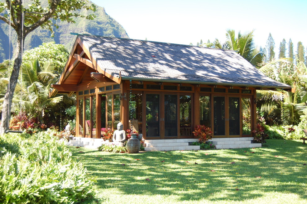 Photo of a mid-sized tropical detached granny flat in Hawaii.