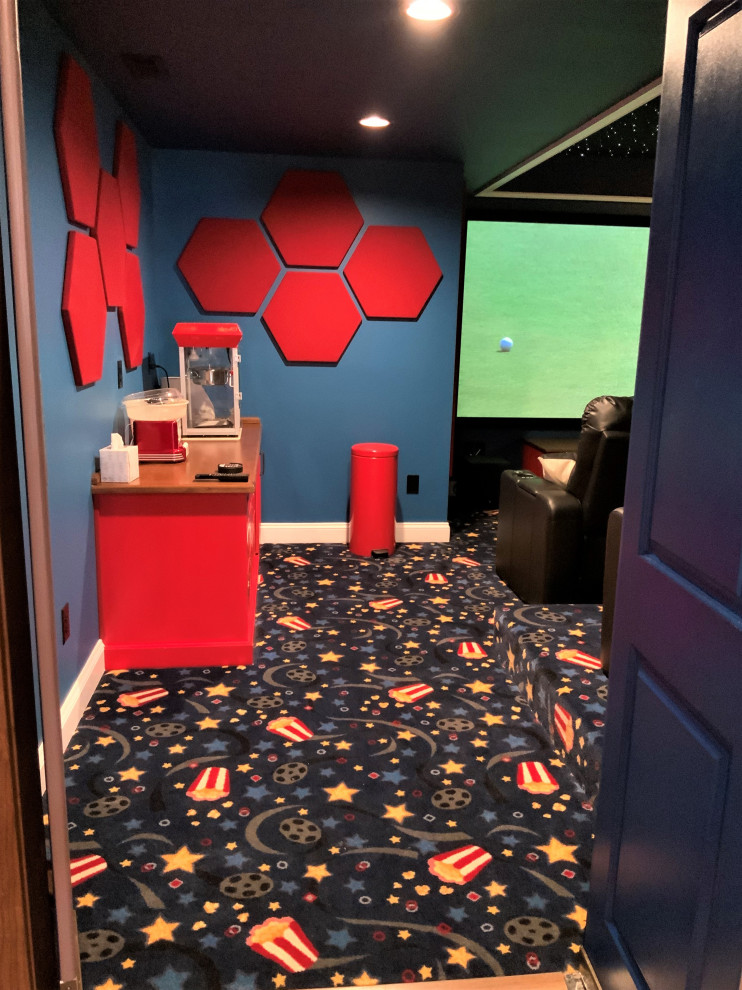 Cette photo montre un petit sous-sol chic donnant sur l'extérieur avec salle de cinéma, un mur bleu, moquette, un sol multicolore et un plafond à caissons.