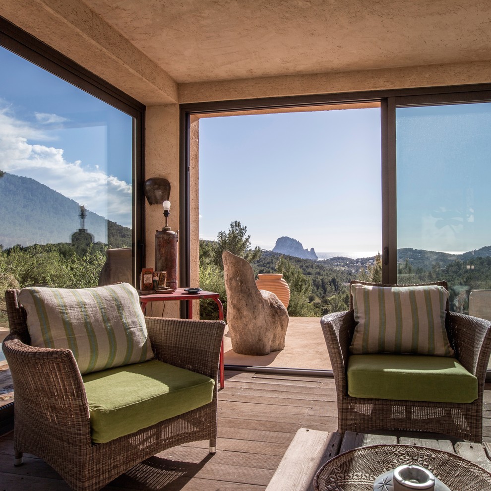 Ejemplo de sala de estar abierta mediterránea de tamaño medio sin chimenea y televisor con suelo de madera en tonos medios