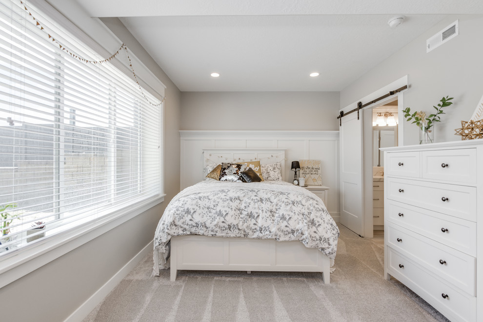 Photo of a small arts and crafts guest bedroom in Salt Lake City with grey walls, carpet and grey floor.