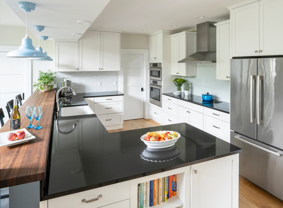 Exempel på ett mellanstort klassiskt grå grått kök, med en rustik diskho, skåp i shakerstil, vita skåp, bänkskiva i kvarts, vitt stänkskydd, stänkskydd i keramik, rostfria vitvaror, ljust trägolv, en halv köksö och beiget golv