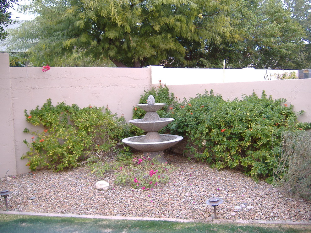 Design ideas for a small mediterranean backyard full sun garden in Phoenix with with pond.
