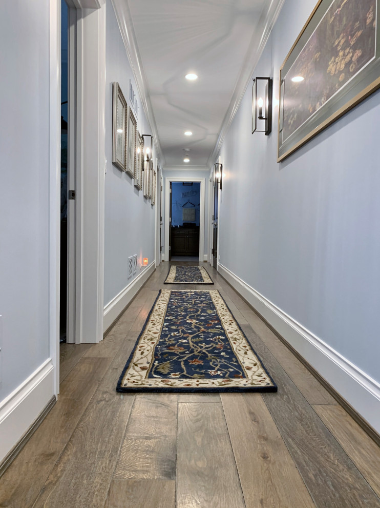 Foto di un ingresso o corridoio vittoriano con pavimento in legno massello medio e pavimento marrone