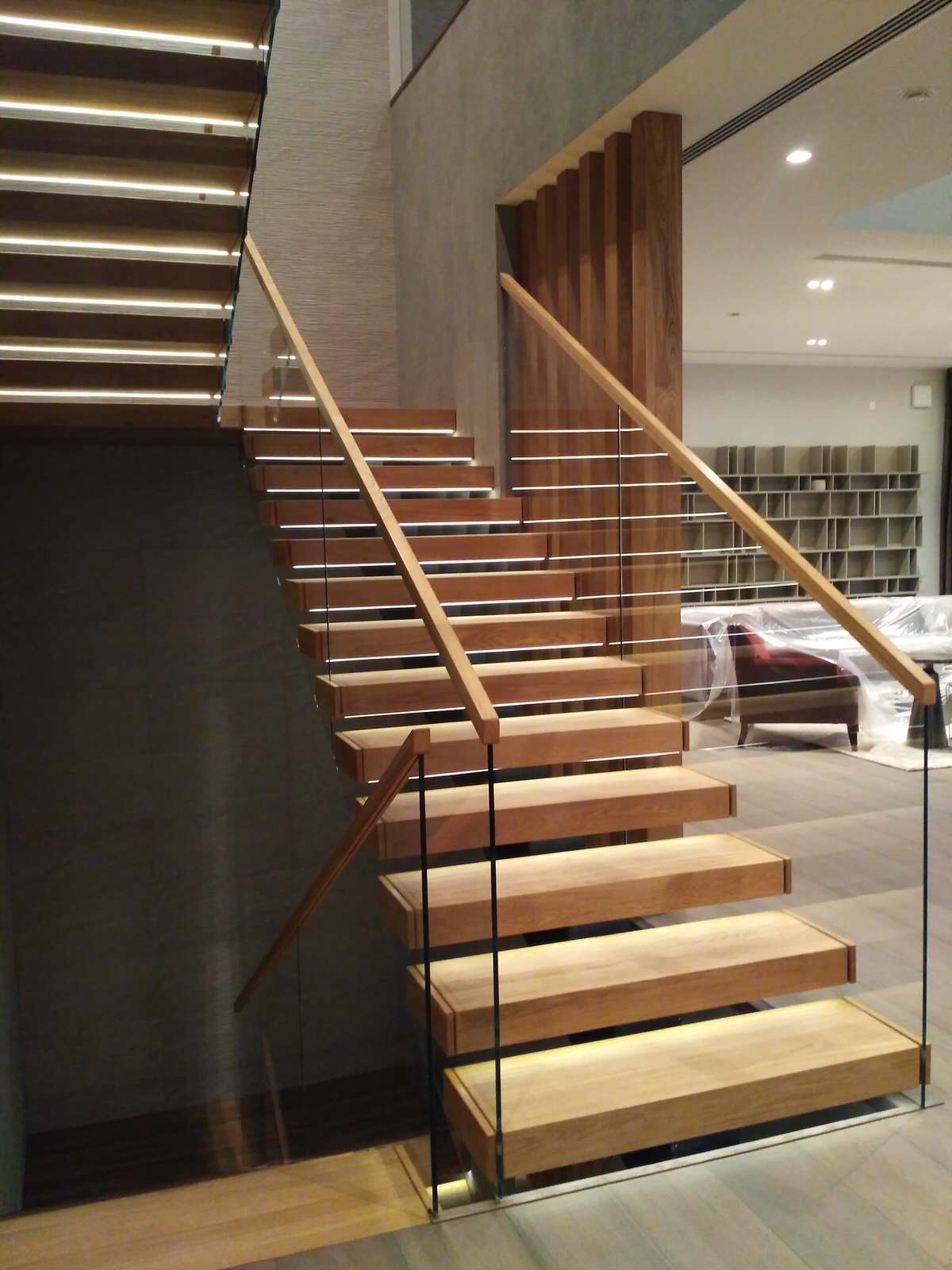 Консольная лестница со стеклянными ограждениями