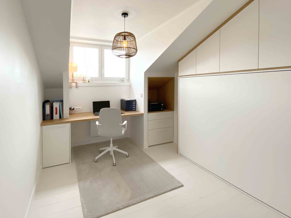 Inspiration för små moderna hemmabibliotek, med vita väggar, ljust trägolv, ett inbyggt skrivbord och beiget golv