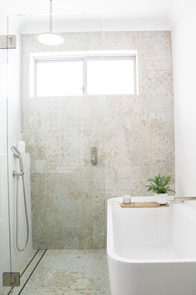 Idéer för att renovera ett litet funkis vit vitt badrum med dusch, med släta luckor, vita skåp, ett fristående badkar, våtrum, flerfärgad kakel, porslinskakel, ett fristående handfat, bänkskiva i kvarts och med dusch som är öppen