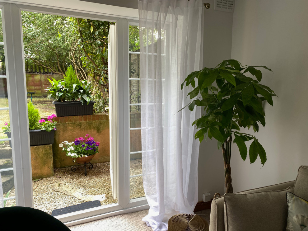 Kleiner, Unbedeckter Moderner Patio mit Kies hinter dem Haus mit Kübelpflanzen in London