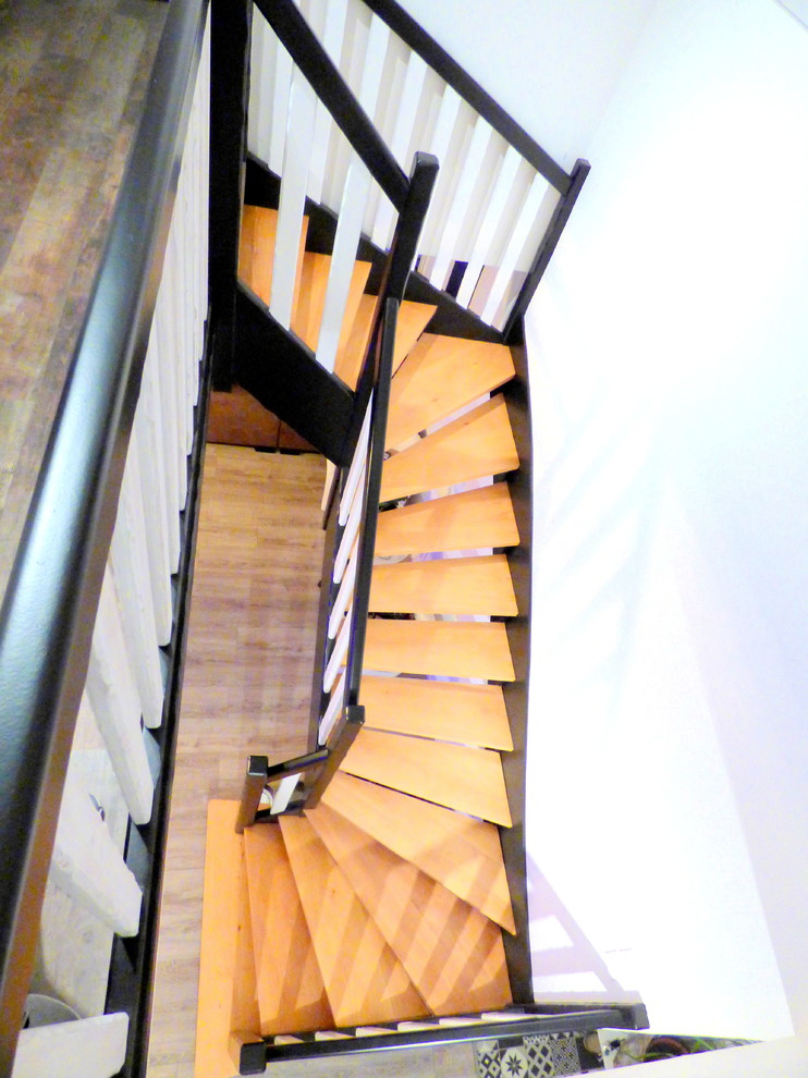 Staircase - modern staircase idea in Rennes