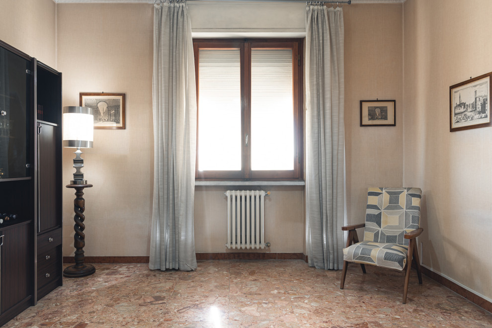 Foto di un soggiorno minimalista di medie dimensioni e chiuso con pareti beige, pavimento in marmo, pavimento rosa e carta da parati