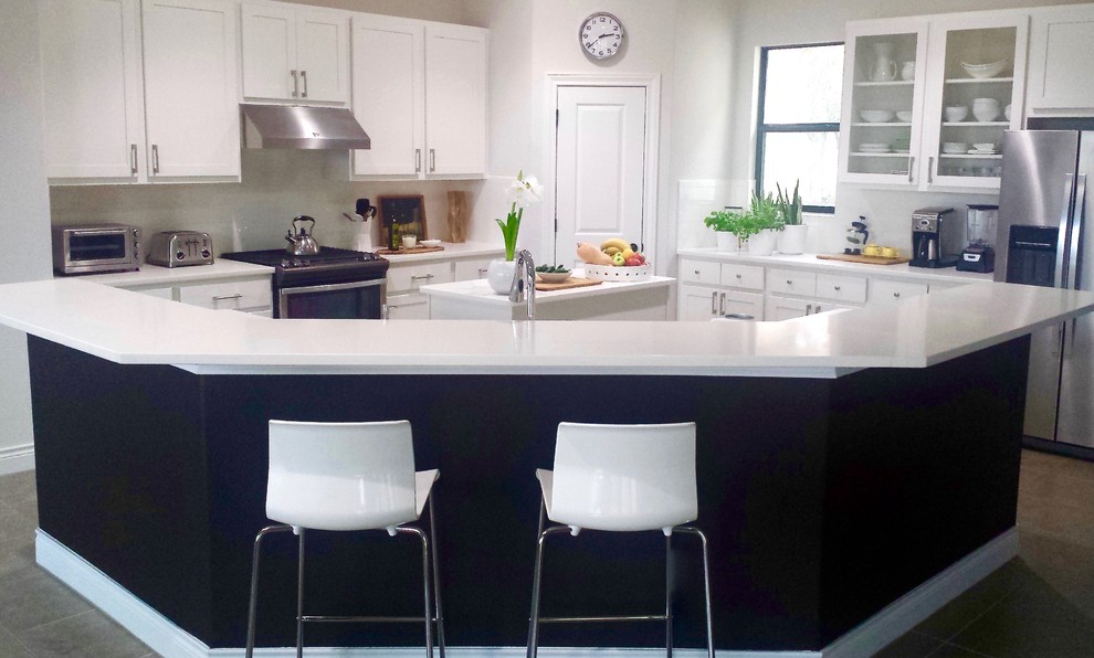 Kitchen - transitional kitchen idea in Austin