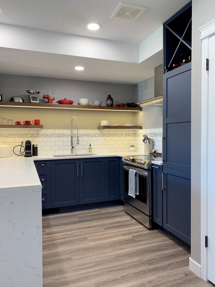 Kitchen - transitional kitchen idea in Calgary