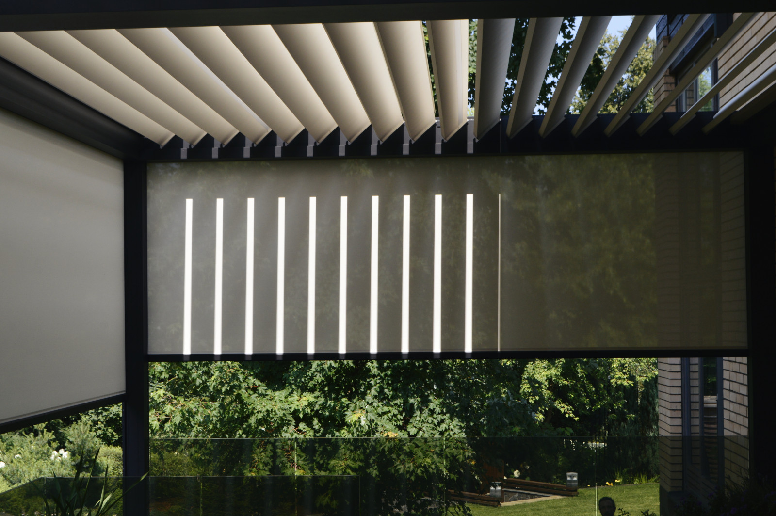 Сдвоенная биоклиматическая пергольная конструкция Renson Camargue