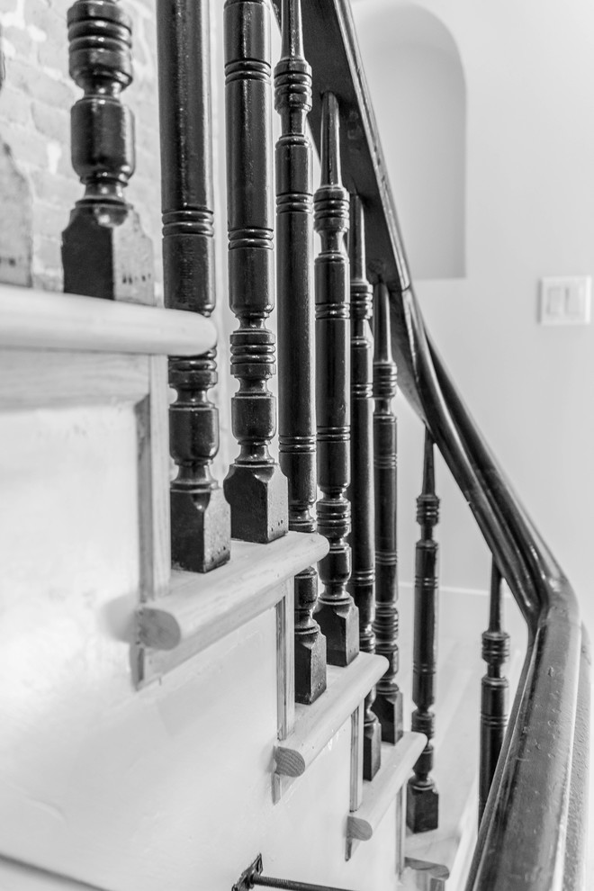 ニューヨークにあるラスティックスタイルのおしゃれな階段の写真