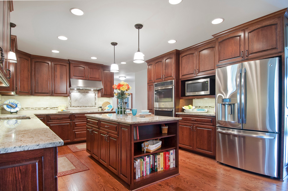 Kitchen - transitional kitchen idea in Columbus