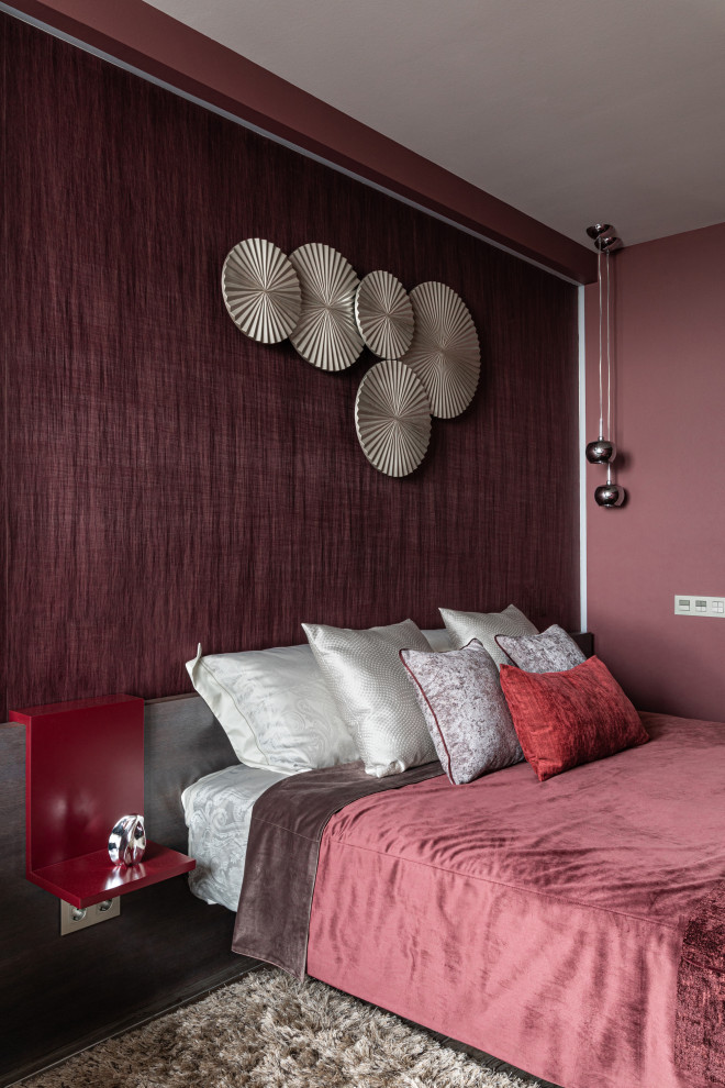 Свежая идея для дизайна: хозяйская спальня среднего размера в современном стиле с разноцветными стенами, темным паркетным полом, серым полом, потолком с обоями и обоями на стенах - отличное фото интерьера