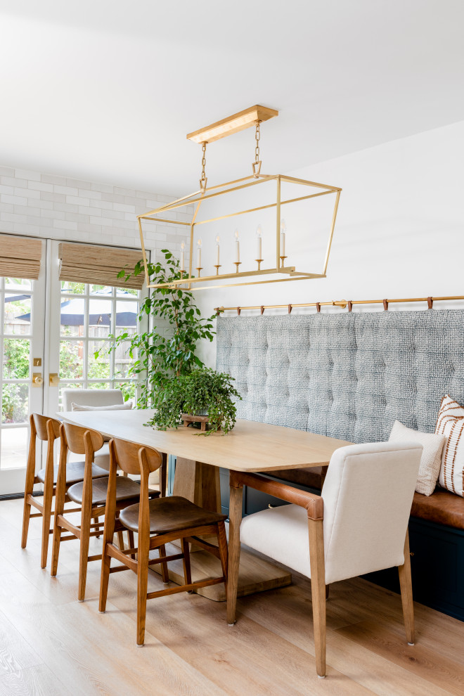 Idee per una sala da pranzo costiera con pareti bianche, parquet chiaro e pavimento beige