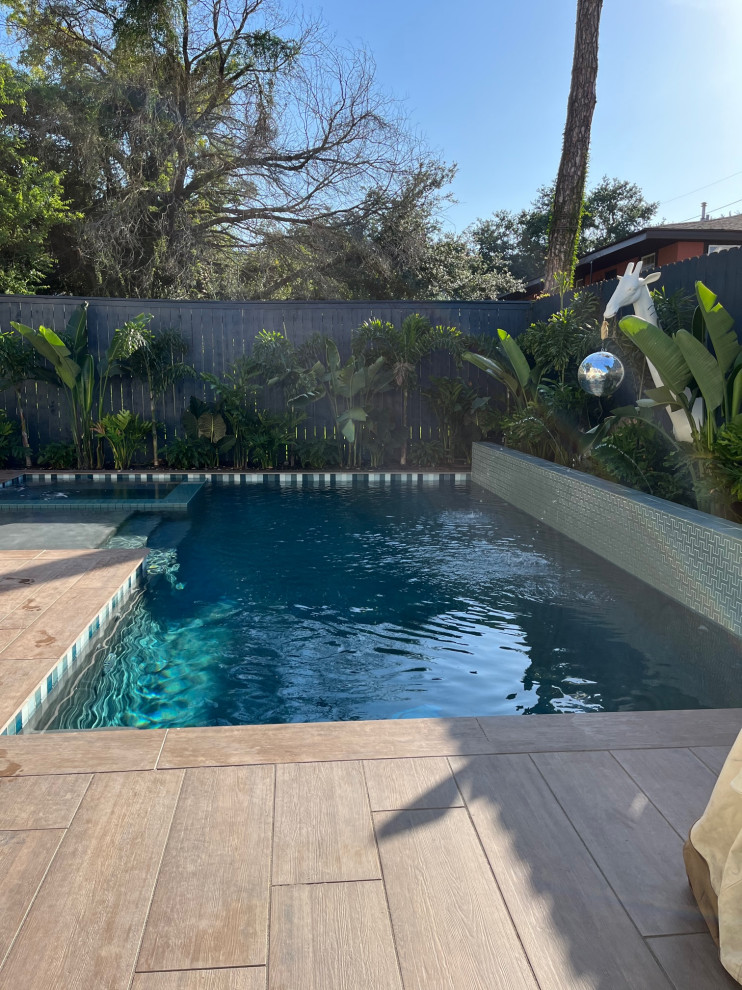 Esempio di una piscina minimalista di medie dimensioni