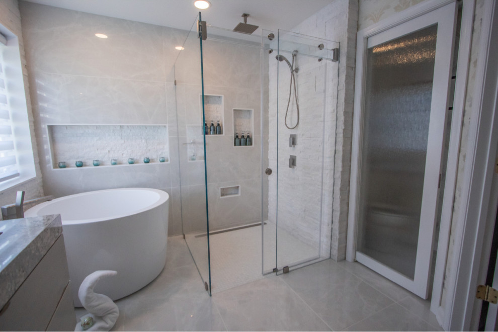Idéer för att renovera ett funkis grå grått en-suite badrum, med släta luckor, grå skåp, ett japanskt badkar, en kantlös dusch, grå kakel, porslinskakel, ett integrerad handfat, bänkskiva i kvarts och dusch med skjutdörr